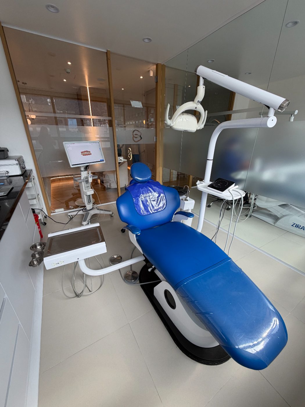 Photo: treatment room in action